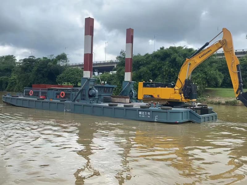 Dostosowana platforma robocza koparko-pogłębiarki do operacji kopania